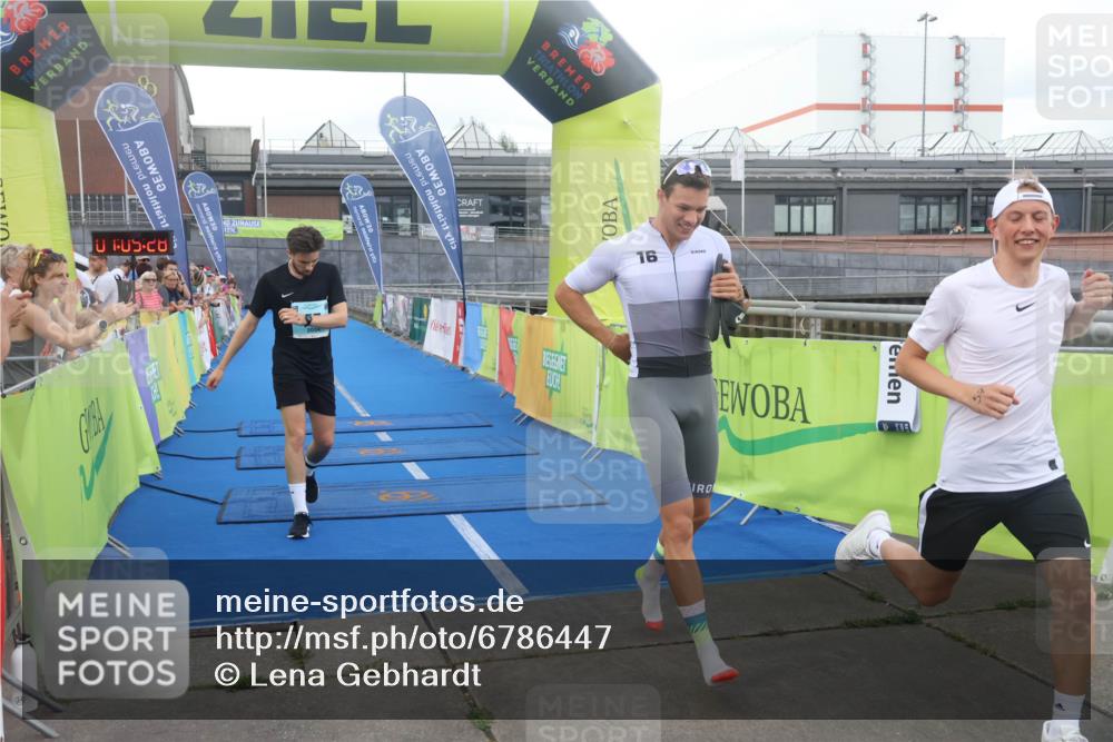 11.08.2024 - GEWOBA Citytriathlon Bremen Lena Gebhardt http://msf.ph/oto/6786447 11.08.2024 11:05:32 Ziel 57 meine-sportfotos.de
