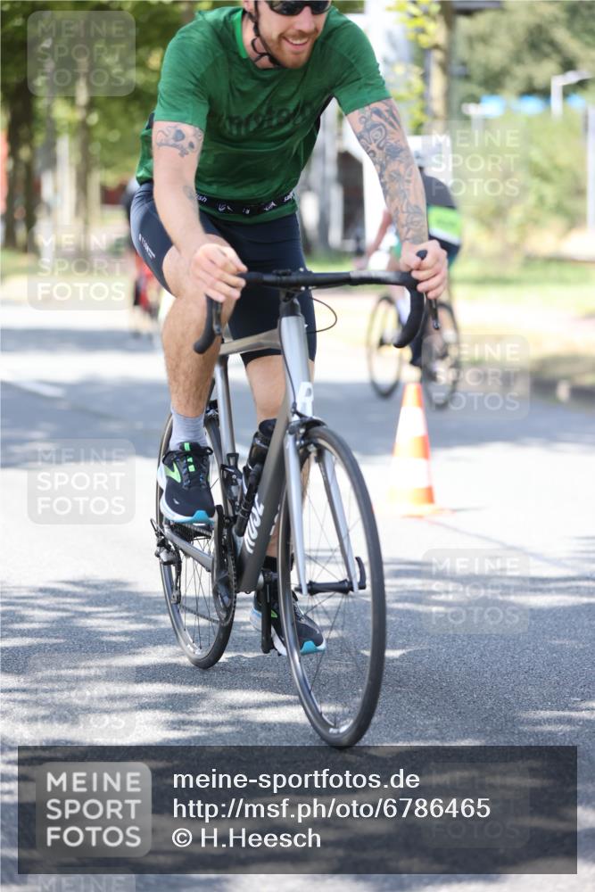 11.08.2024 - GEWOBA Citytriathlon Bremen H.Heesch http://msf.ph/oto/6786465 11.08.2024 13:11:45 Radfahren 262, 282, 286, 290, 311, 337, 379, 413, 487, 542 meine-sportfotos.de