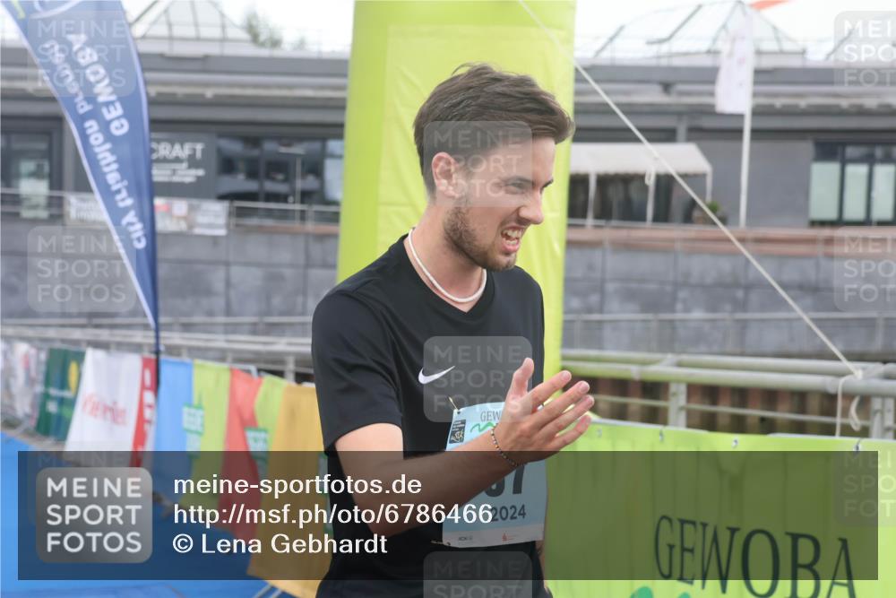 11.08.2024 - GEWOBA Citytriathlon Bremen Lena Gebhardt http://msf.ph/oto/6786466 11.08.2024 11:05:34 Ziel  meine-sportfotos.de
