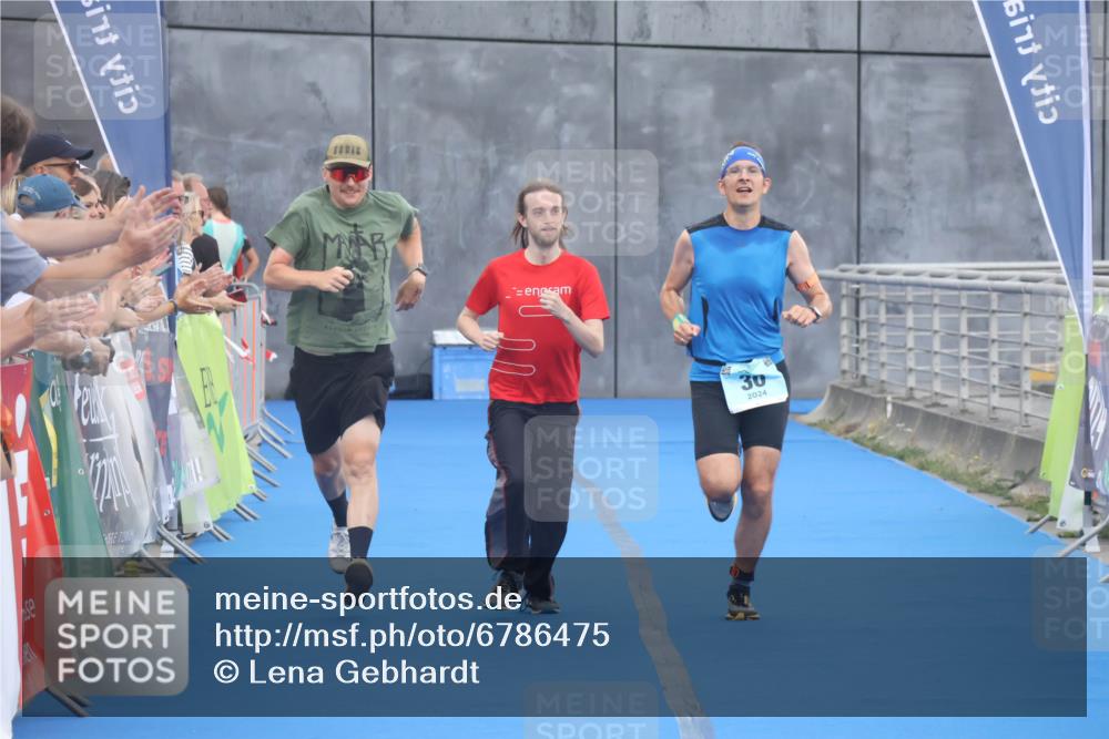 11.08.2024 - GEWOBA Citytriathlon Bremen Lena Gebhardt http://msf.ph/oto/6786475 11.08.2024 11:05:53 Ziel 30 meine-sportfotos.de