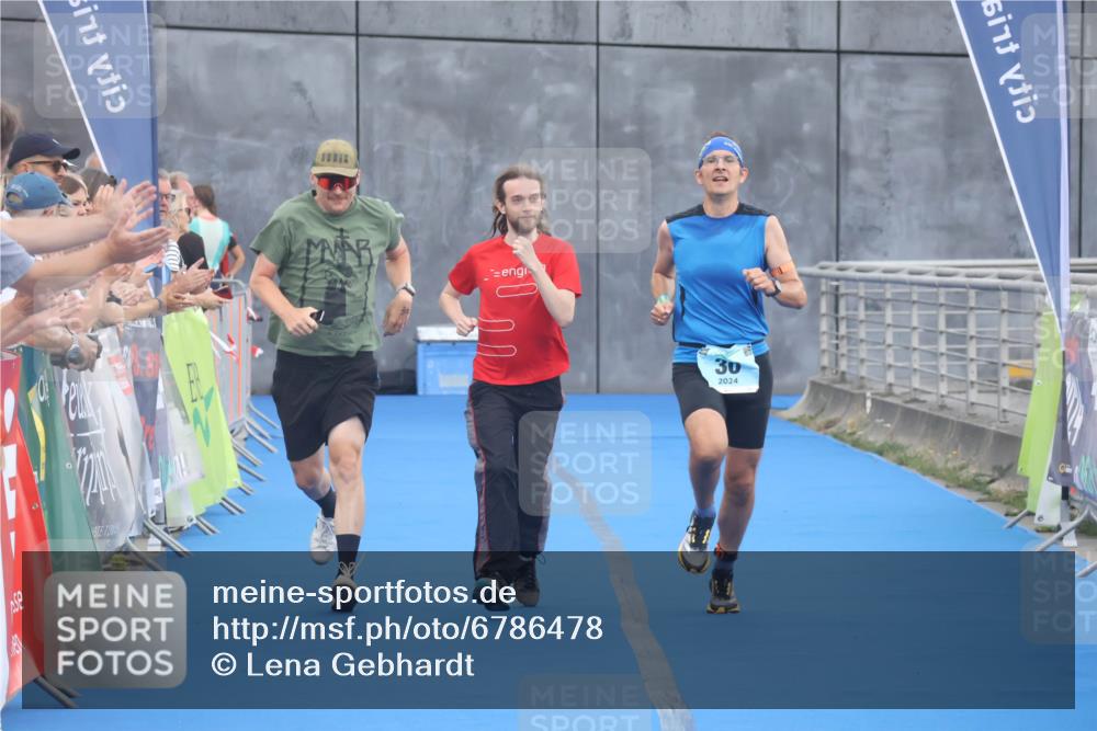 11.08.2024 - GEWOBA Citytriathlon Bremen Lena Gebhardt http://msf.ph/oto/6786478 11.08.2024 11:05:53 Ziel 30 meine-sportfotos.de