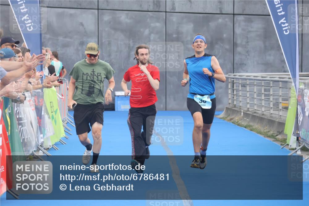11.08.2024 - GEWOBA Citytriathlon Bremen Lena Gebhardt http://msf.ph/oto/6786481 11.08.2024 11:05:53 Ziel 30 meine-sportfotos.de