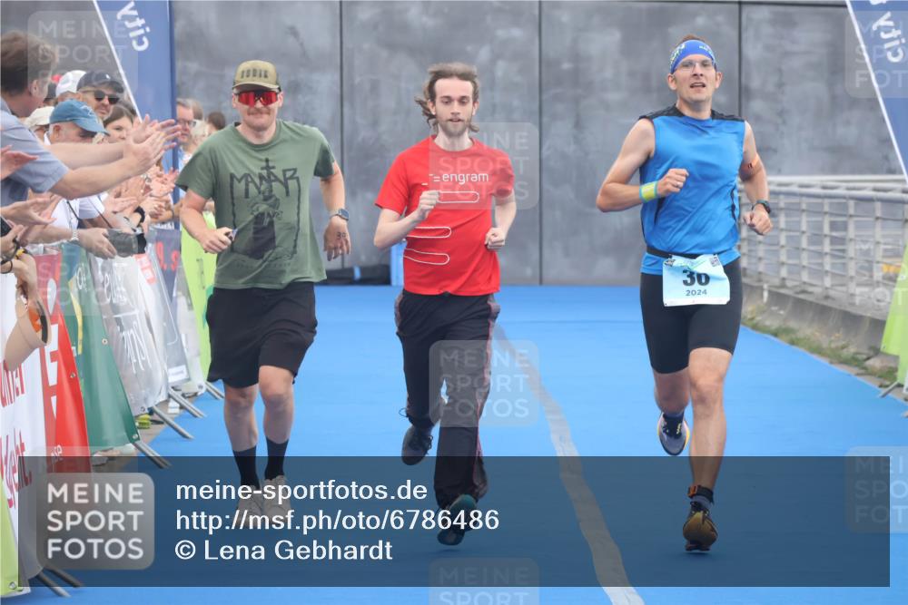 11.08.2024 - GEWOBA Citytriathlon Bremen Lena Gebhardt http://msf.ph/oto/6786486 11.08.2024 11:05:55 Ziel 30 meine-sportfotos.de