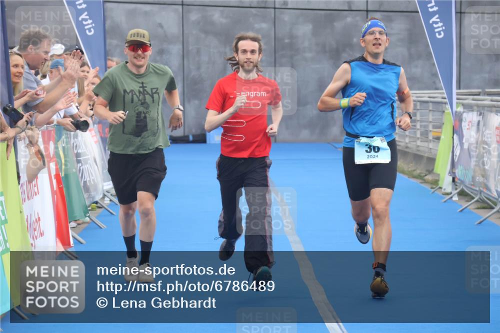 11.08.2024 - GEWOBA Citytriathlon Bremen Lena Gebhardt http://msf.ph/oto/6786489 11.08.2024 11:05:55 Ziel 30 meine-sportfotos.de