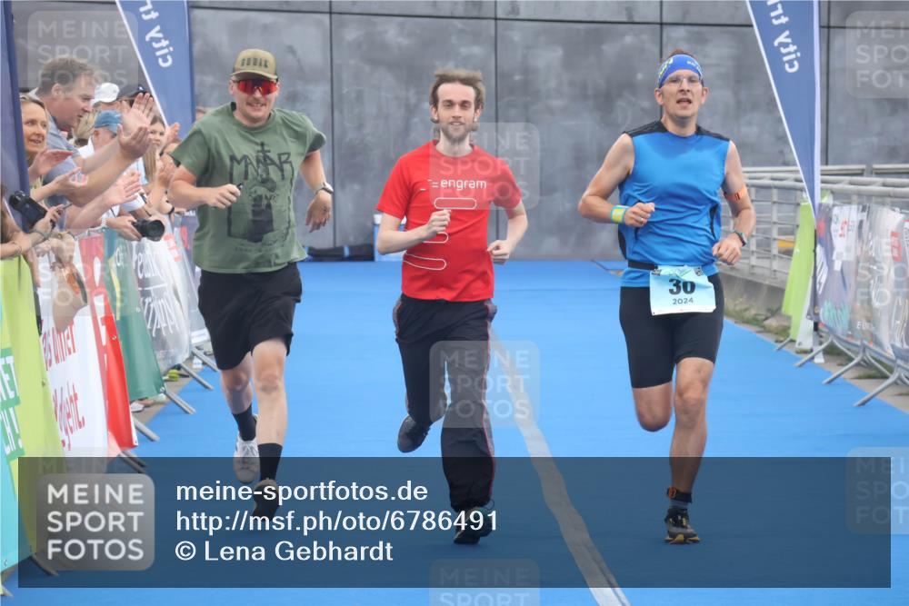 11.08.2024 - GEWOBA Citytriathlon Bremen Lena Gebhardt http://msf.ph/oto/6786491 11.08.2024 11:05:55 Ziel 30 meine-sportfotos.de
