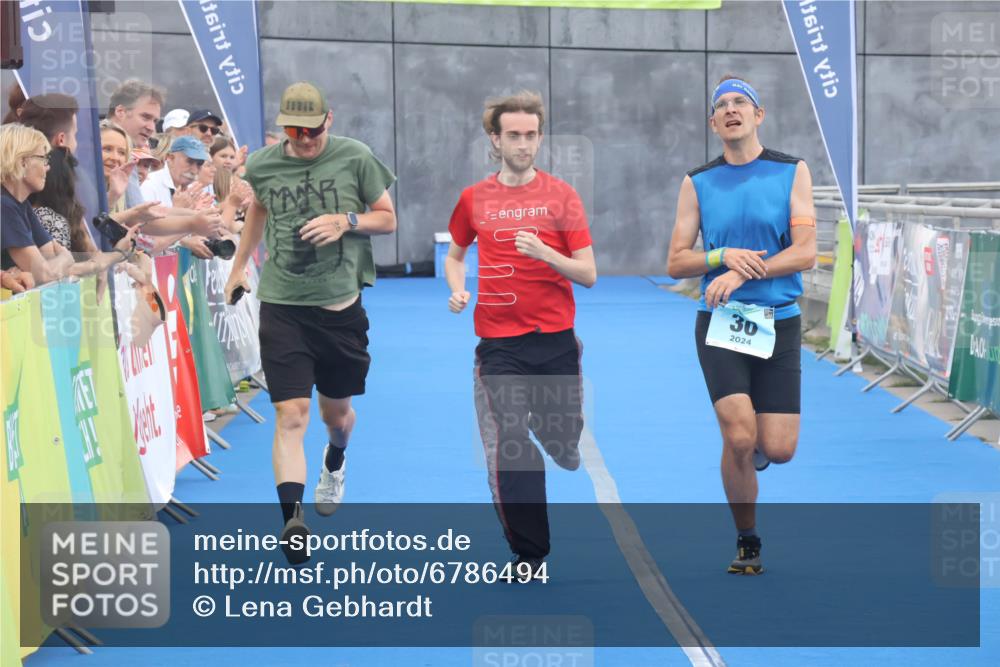 11.08.2024 - GEWOBA Citytriathlon Bremen Lena Gebhardt http://msf.ph/oto/6786494 11.08.2024 11:05:56 Ziel 30 meine-sportfotos.de