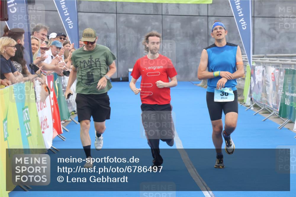 11.08.2024 - GEWOBA Citytriathlon Bremen Lena Gebhardt http://msf.ph/oto/6786497 11.08.2024 11:05:56 Ziel 30 meine-sportfotos.de