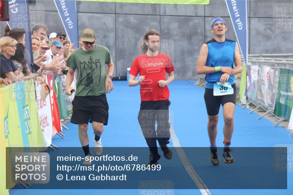 11.08.2024 - GEWOBA Citytriathlon Bremen Lena Gebhardt http://msf.ph/oto/6786499 11.08.2024 11:05:56 Ziel 30 meine-sportfotos.de