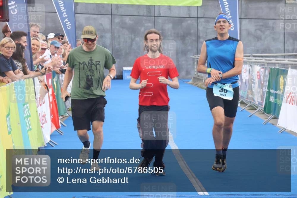 11.08.2024 - GEWOBA Citytriathlon Bremen Lena Gebhardt http://msf.ph/oto/6786505 11.08.2024 11:05:56 Ziel 30 meine-sportfotos.de