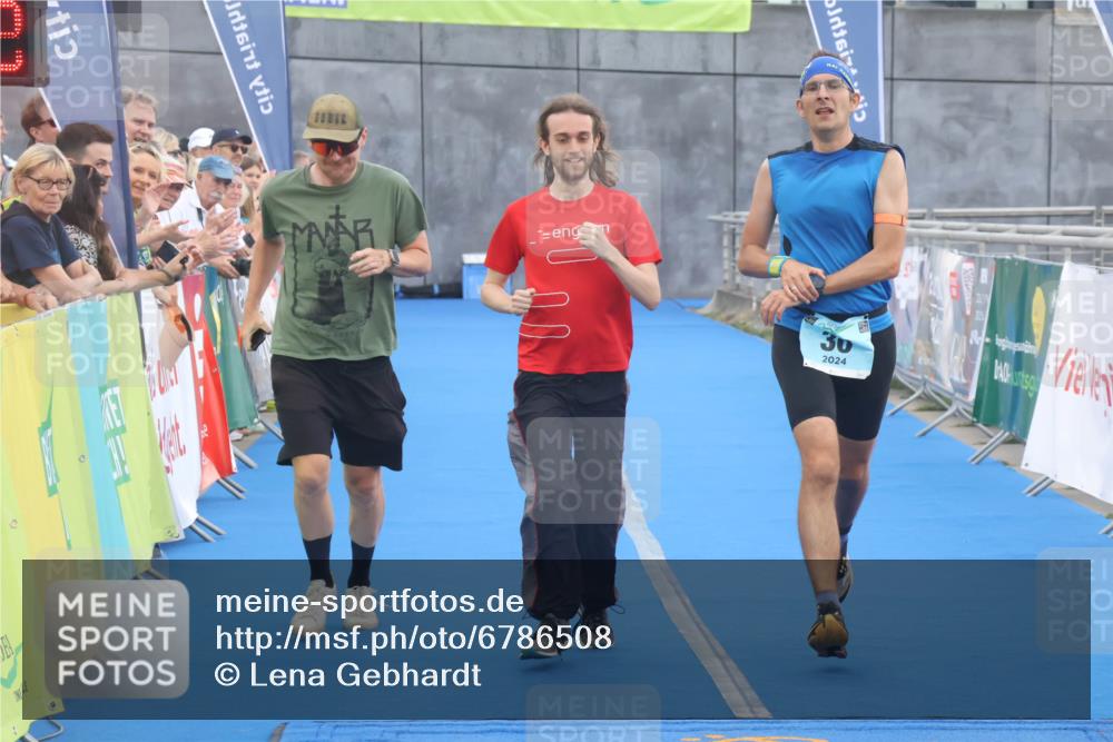 11.08.2024 - GEWOBA Citytriathlon Bremen Lena Gebhardt http://msf.ph/oto/6786508 11.08.2024 11:05:56 Ziel 30 meine-sportfotos.de