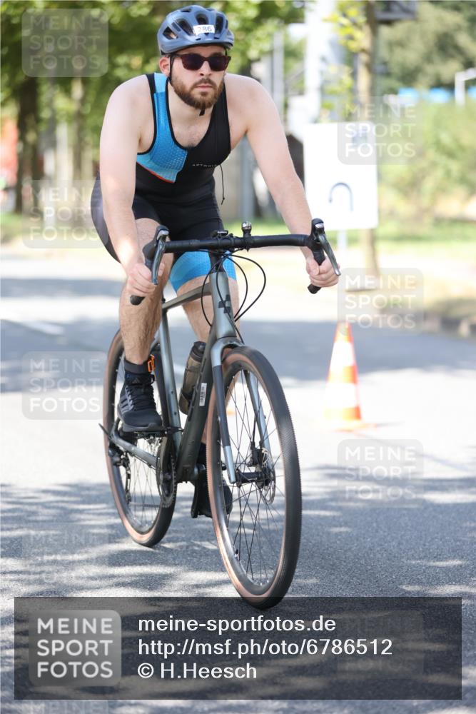 11.08.2024 - GEWOBA Citytriathlon Bremen H.Heesch http://msf.ph/oto/6786512 11.08.2024 13:11:55 Radfahren 286, 290, 381 meine-sportfotos.de