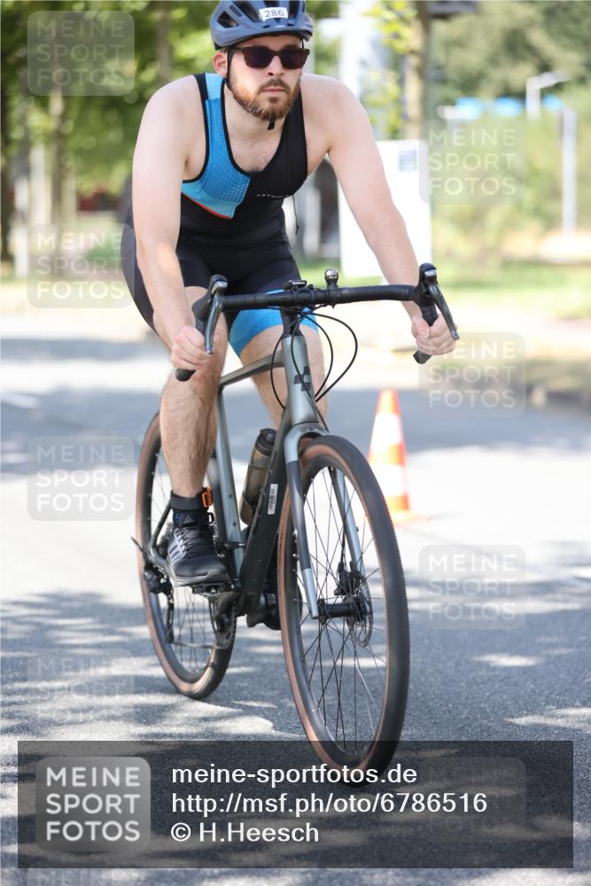 11.08.2024 - GEWOBA Citytriathlon Bremen H.Heesch http://msf.ph/oto/6786516 11.08.2024 13:11:55 Radfahren 286, 290, 381 meine-sportfotos.de