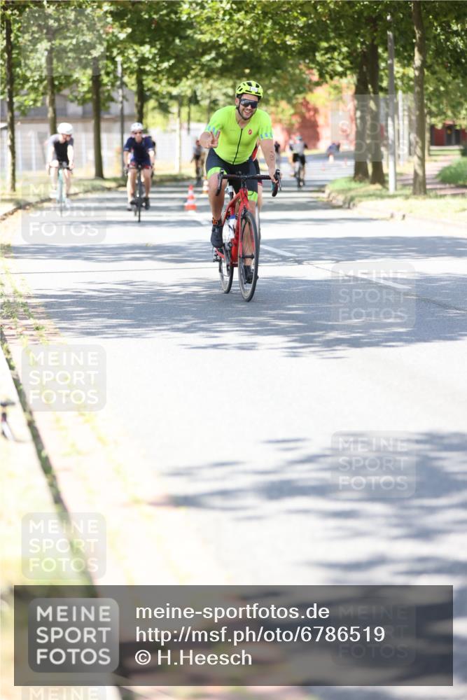 11.08.2024 - GEWOBA Citytriathlon Bremen H.Heesch http://msf.ph/oto/6786519 11.08.2024 13:12:06 Radfahren 231, 242, 272, 347, 351, 381, 390, 414, 435, 510 meine-sportfotos.de