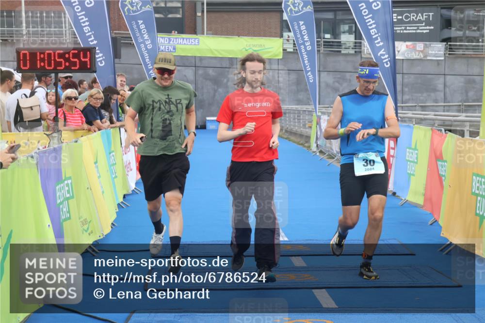 11.08.2024 - GEWOBA Citytriathlon Bremen Lena Gebhardt http://msf.ph/oto/6786524 11.08.2024 11:05:58 Ziel 30 meine-sportfotos.de