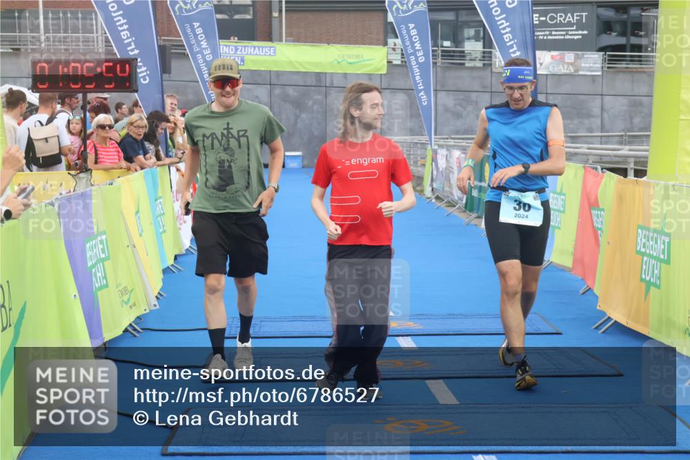 11.08.2024 - GEWOBA Citytriathlon Bremen Lena Gebhardt http://msf.ph/oto/6786527 11.08.2024 11:05:58 Ziel 30 meine-sportfotos.de