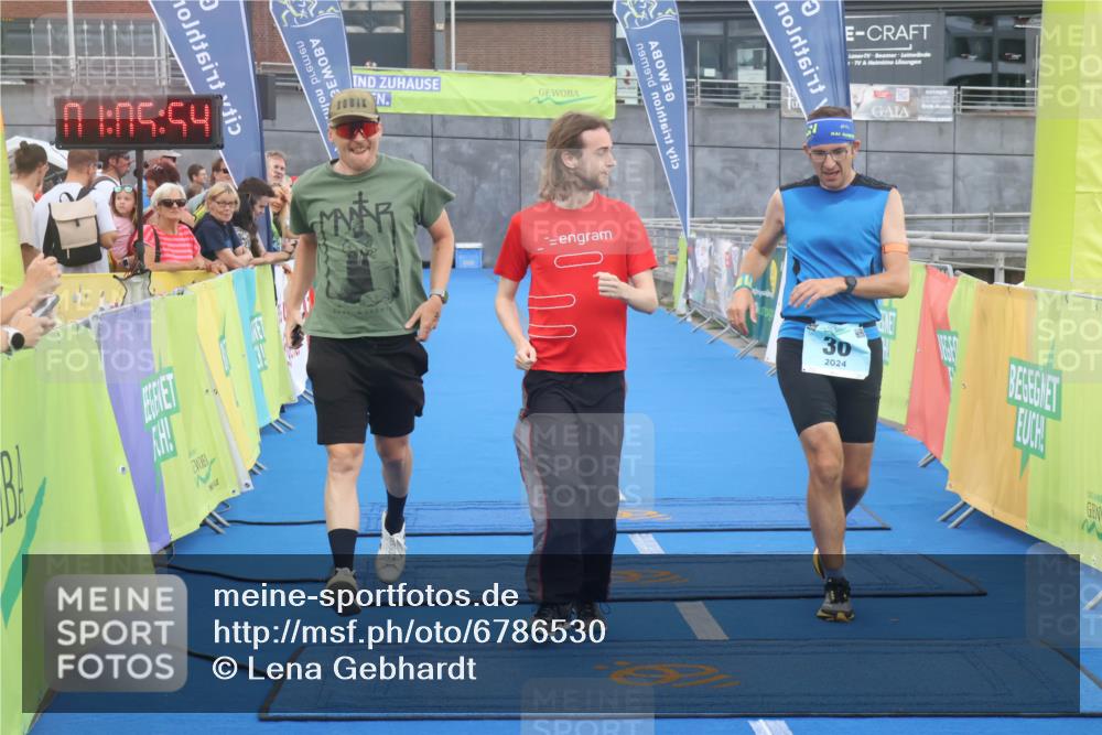 11.08.2024 - GEWOBA Citytriathlon Bremen Lena Gebhardt http://msf.ph/oto/6786530 11.08.2024 11:05:58 Ziel 30 meine-sportfotos.de