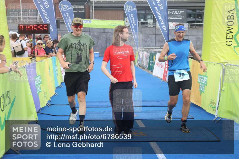 11.08.2024 - GEWOBA Citytriathlon Bremen Lena Gebhardt http://msf.ph/oto/6786539 11.08.2024 11:05:58 Ziel 30 meine-sportfotos.de