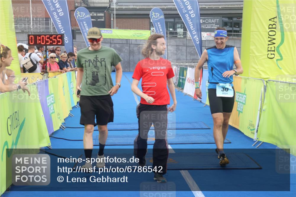 11.08.2024 - GEWOBA Citytriathlon Bremen Lena Gebhardt http://msf.ph/oto/6786542 11.08.2024 11:05:59 Ziel 30 meine-sportfotos.de