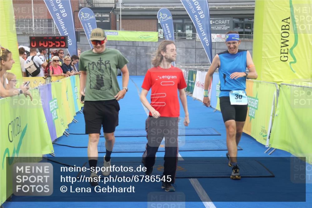 11.08.2024 - GEWOBA Citytriathlon Bremen Lena Gebhardt http://msf.ph/oto/6786545 11.08.2024 11:05:59 Ziel 30 meine-sportfotos.de