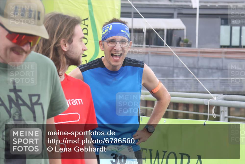 11.08.2024 - GEWOBA Citytriathlon Bremen Lena Gebhardt http://msf.ph/oto/6786560 11.08.2024 11:06:01 Ziel 30 meine-sportfotos.de