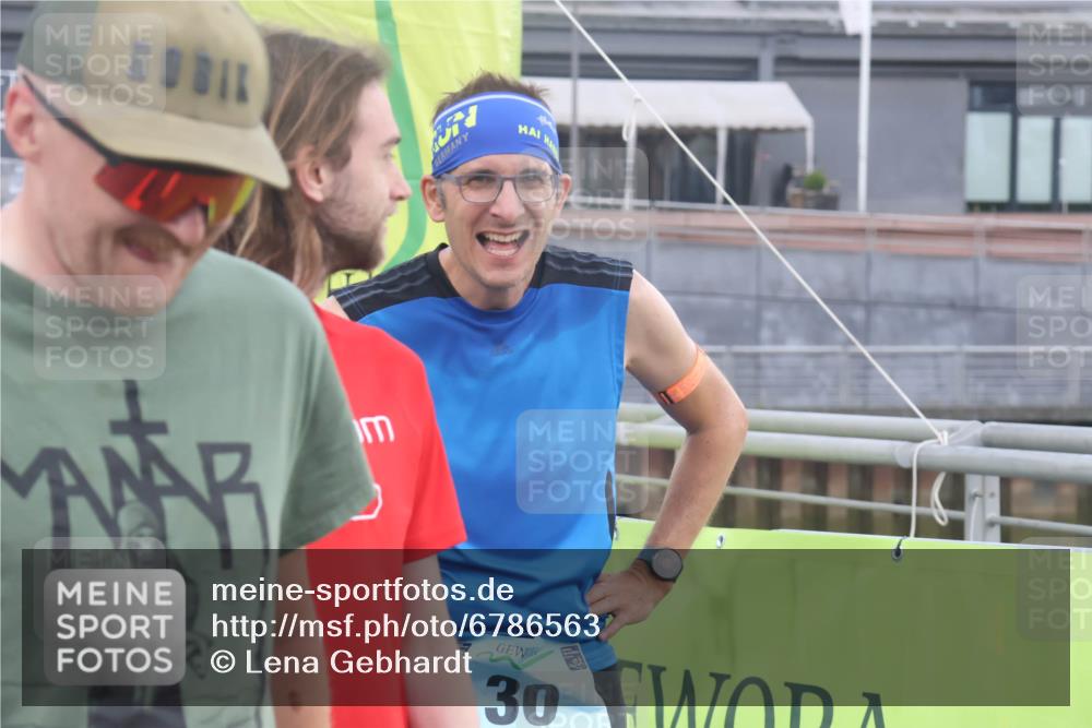 11.08.2024 - GEWOBA Citytriathlon Bremen Lena Gebhardt http://msf.ph/oto/6786563 11.08.2024 11:06:01 Ziel 30 meine-sportfotos.de