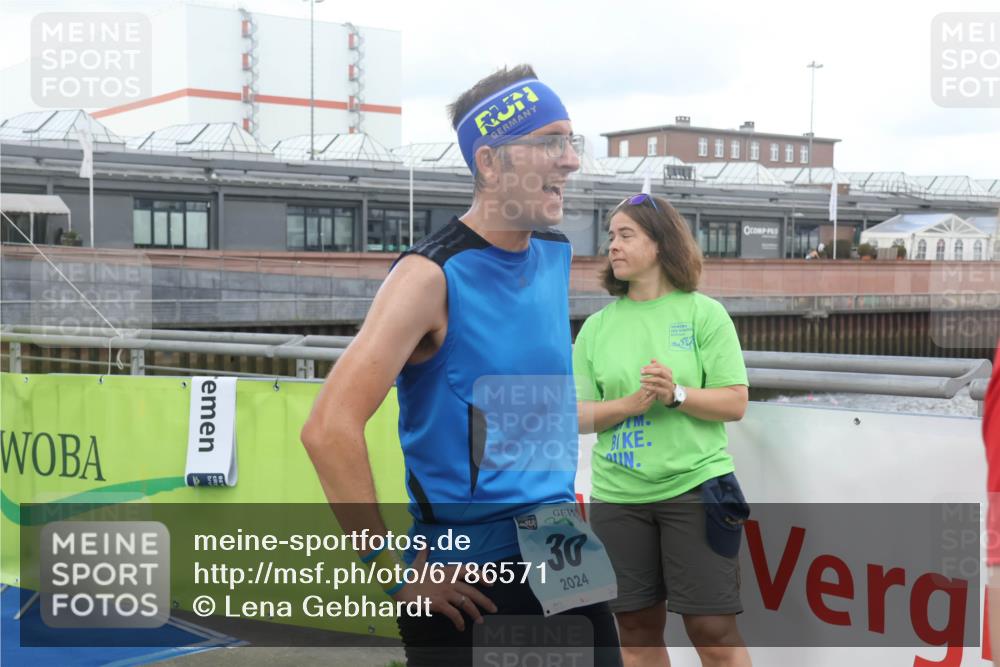 11.08.2024 - GEWOBA Citytriathlon Bremen Lena Gebhardt http://msf.ph/oto/6786571 11.08.2024 11:06:04 Ziel 30 meine-sportfotos.de