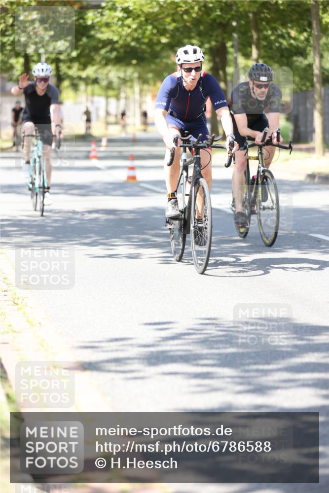 11.08.2024 - GEWOBA Citytriathlon Bremen H.Heesch http://msf.ph/oto/6786588 11.08.2024 13:12:08 Radfahren 231, 242, 272, 319, 347, 350, 351, 381, 390, 414, 435, 510 meine-sportfotos.de