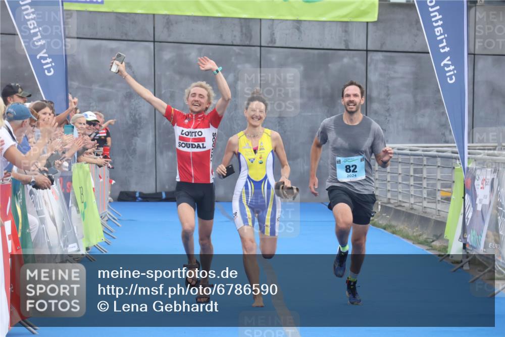 11.08.2024 - GEWOBA Citytriathlon Bremen Lena Gebhardt http://msf.ph/oto/6786590 11.08.2024 11:09:07 Ziel 82 meine-sportfotos.de