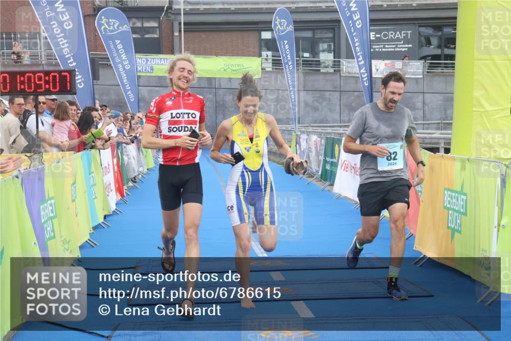 11.08.2024 - GEWOBA Citytriathlon Bremen Lena Gebhardt http://msf.ph/oto/6786615 11.08.2024 11:09:10 Ziel 82 meine-sportfotos.de