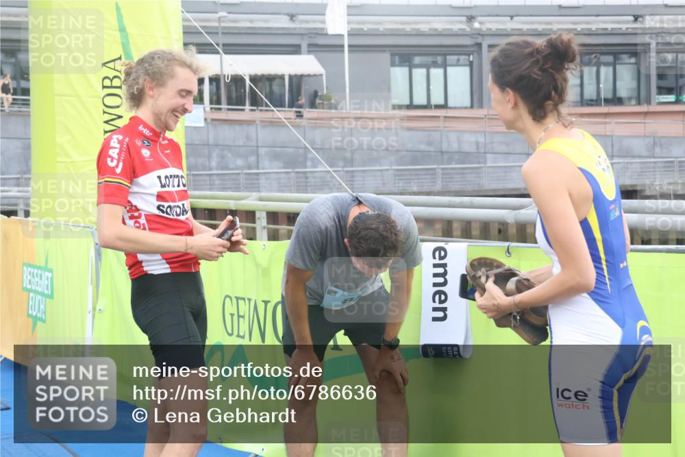 11.08.2024 - GEWOBA Citytriathlon Bremen Lena Gebhardt http://msf.ph/oto/6786636 11.08.2024 11:09:19 Ziel  meine-sportfotos.de