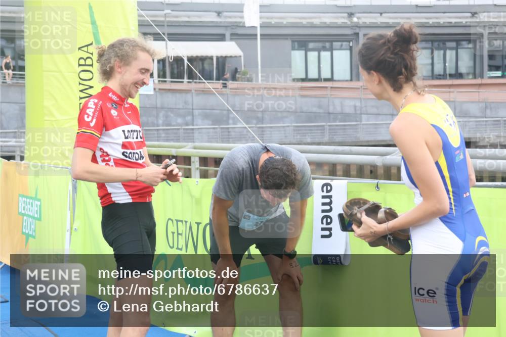 11.08.2024 - GEWOBA Citytriathlon Bremen Lena Gebhardt http://msf.ph/oto/6786637 11.08.2024 11:09:19 Ziel  meine-sportfotos.de