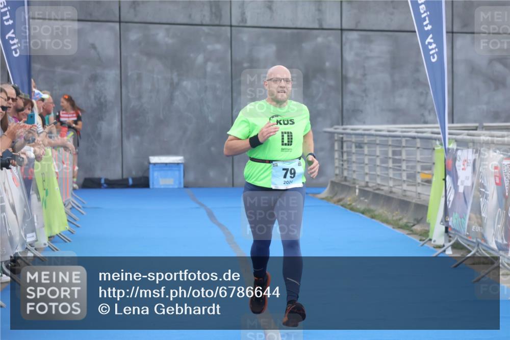 11.08.2024 - GEWOBA Citytriathlon Bremen Lena Gebhardt http://msf.ph/oto/6786644 11.08.2024 11:09:29 Ziel 79 meine-sportfotos.de