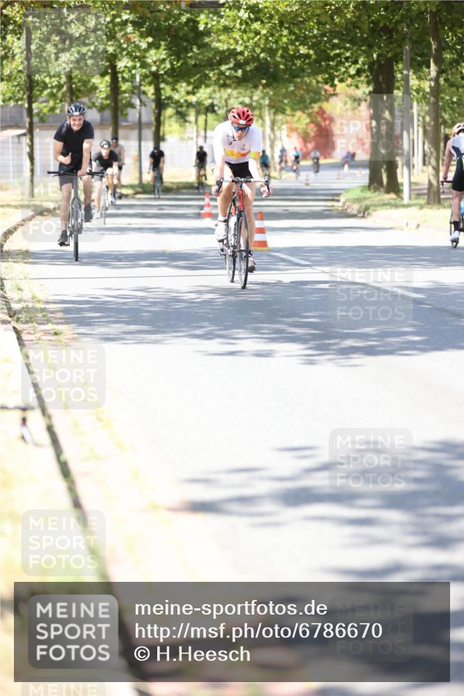11.08.2024 - GEWOBA Citytriathlon Bremen H.Heesch http://msf.ph/oto/6786670 11.08.2024 13:12:12 Radfahren 231, 242, 272, 319, 347, 350, 351, 363, 372, 381, 390, 414, 435, 510 meine-sportfotos.de