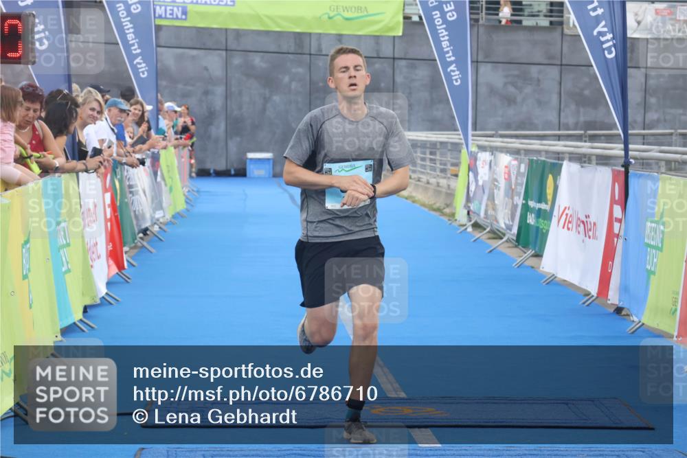 11.08.2024 - GEWOBA Citytriathlon Bremen Lena Gebhardt http://msf.ph/oto/6786710 11.08.2024 11:10:02 Ziel 58, 62 meine-sportfotos.de