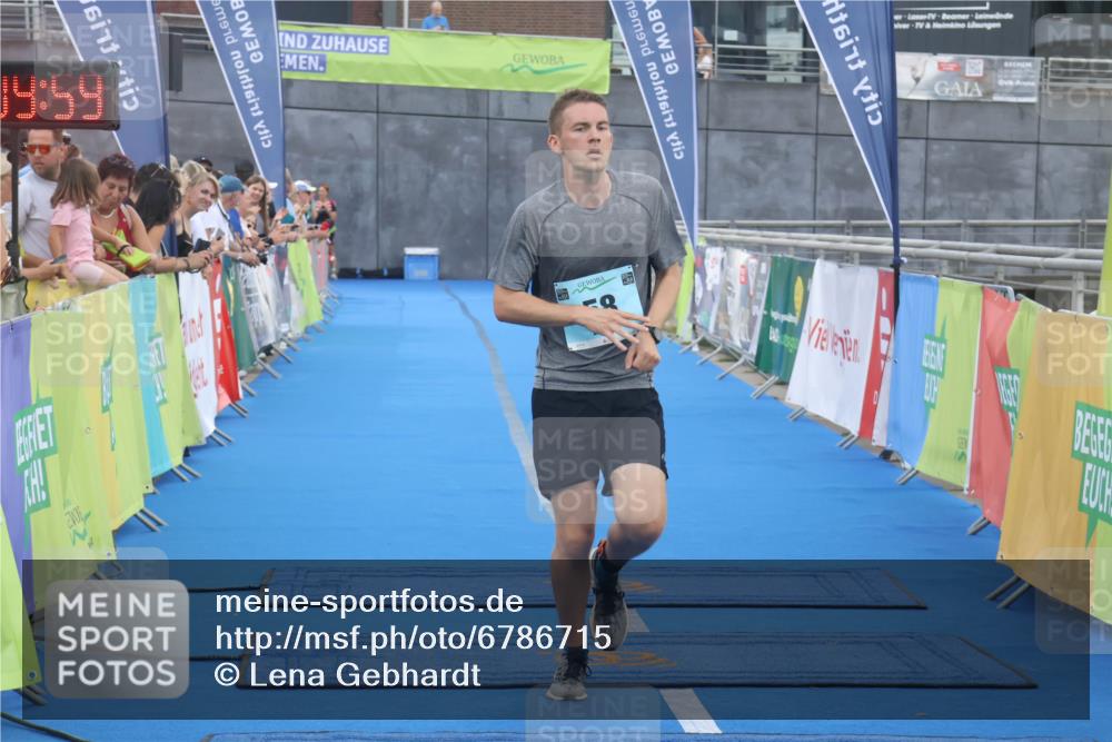 11.08.2024 - GEWOBA Citytriathlon Bremen Lena Gebhardt http://msf.ph/oto/6786715 11.08.2024 11:10:02 Ziel 58, 62 meine-sportfotos.de