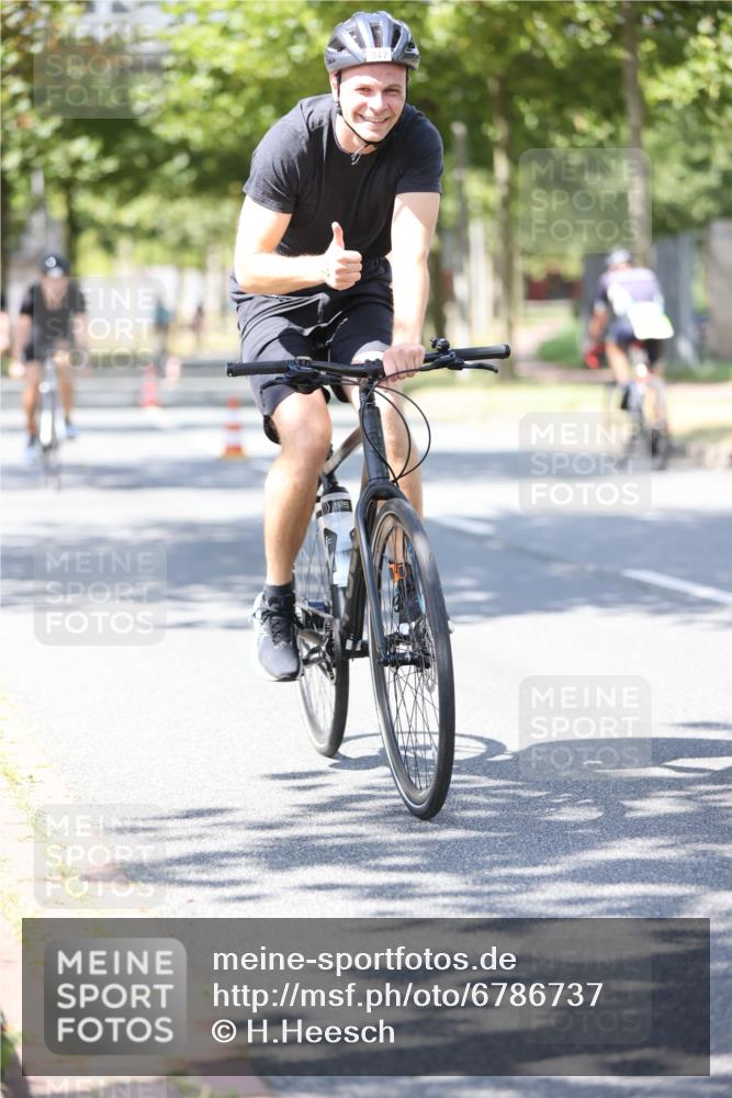 11.08.2024 - GEWOBA Citytriathlon Bremen H.Heesch http://msf.ph/oto/6786737 11.08.2024 13:12:13 Radfahren 231, 242, 272, 319, 347, 350, 351, 363, 372, 381, 390, 414, 425, 435, 510 meine-sportfotos.de