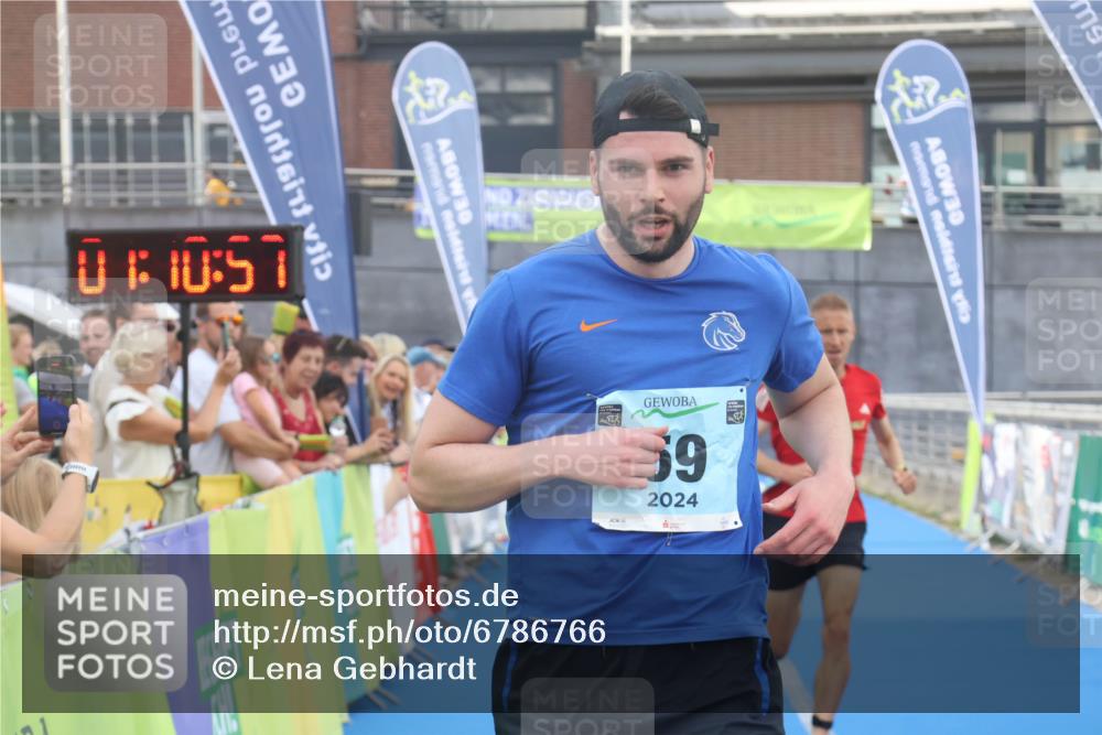 11.08.2024 - GEWOBA Citytriathlon Bremen Lena Gebhardt http://msf.ph/oto/6786766 11.08.2024 11:11:00 Ziel 22, 59 meine-sportfotos.de