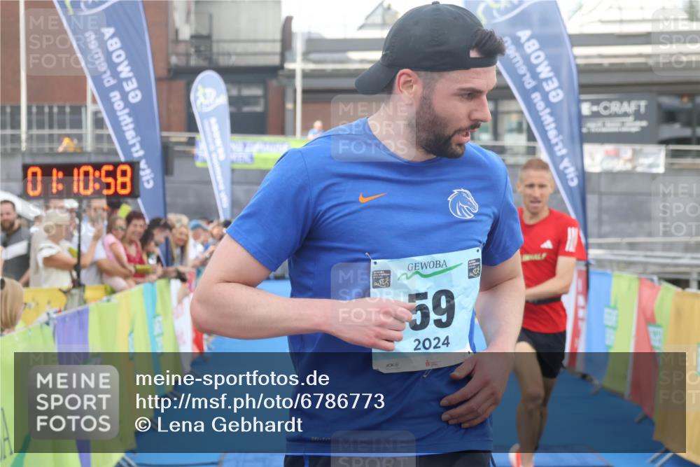 11.08.2024 - GEWOBA Citytriathlon Bremen Lena Gebhardt http://msf.ph/oto/6786773 11.08.2024 11:11:01 Ziel 22, 59 meine-sportfotos.de