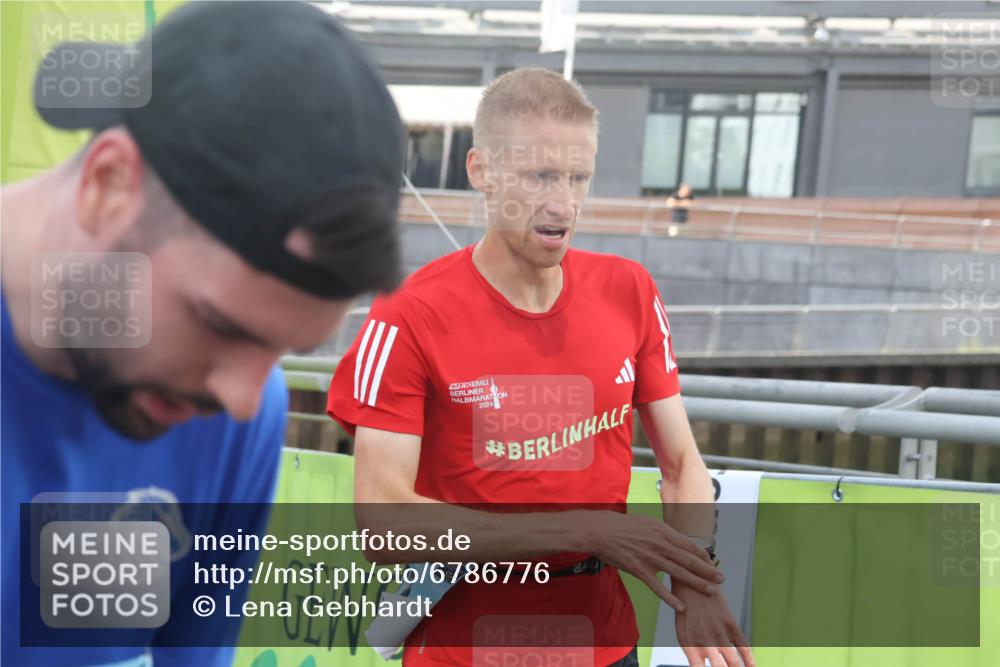 11.08.2024 - GEWOBA Citytriathlon Bremen Lena Gebhardt http://msf.ph/oto/6786776 11.08.2024 11:11:02 Ziel 22, 59 meine-sportfotos.de