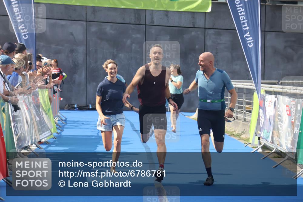 11.08.2024 - GEWOBA Citytriathlon Bremen Lena Gebhardt http://msf.ph/oto/6786781 11.08.2024 11:11:39 Ziel 91, 92 meine-sportfotos.de