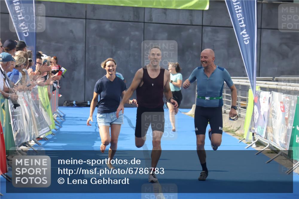 11.08.2024 - GEWOBA Citytriathlon Bremen Lena Gebhardt http://msf.ph/oto/6786783 11.08.2024 11:11:39 Ziel 91, 92 meine-sportfotos.de
