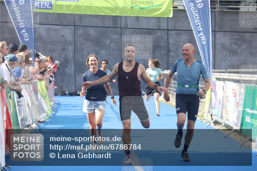 11.08.2024 - GEWOBA Citytriathlon Bremen Lena Gebhardt http://msf.ph/oto/6786784 11.08.2024 11:11:40 Ziel 91, 92 meine-sportfotos.de