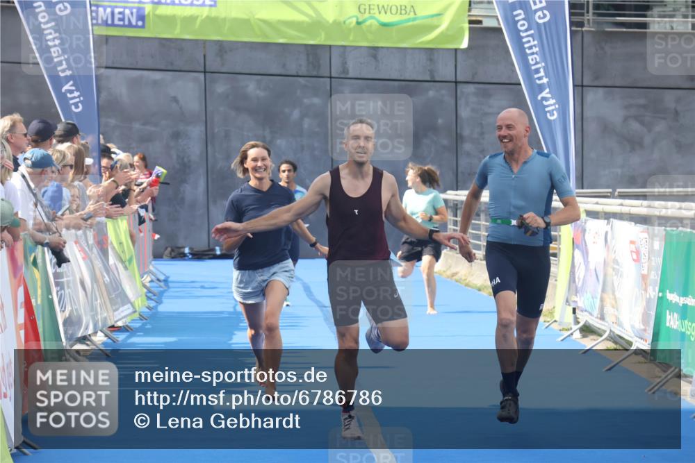 11.08.2024 - GEWOBA Citytriathlon Bremen Lena Gebhardt http://msf.ph/oto/6786786 11.08.2024 11:11:40 Ziel 91, 92 meine-sportfotos.de