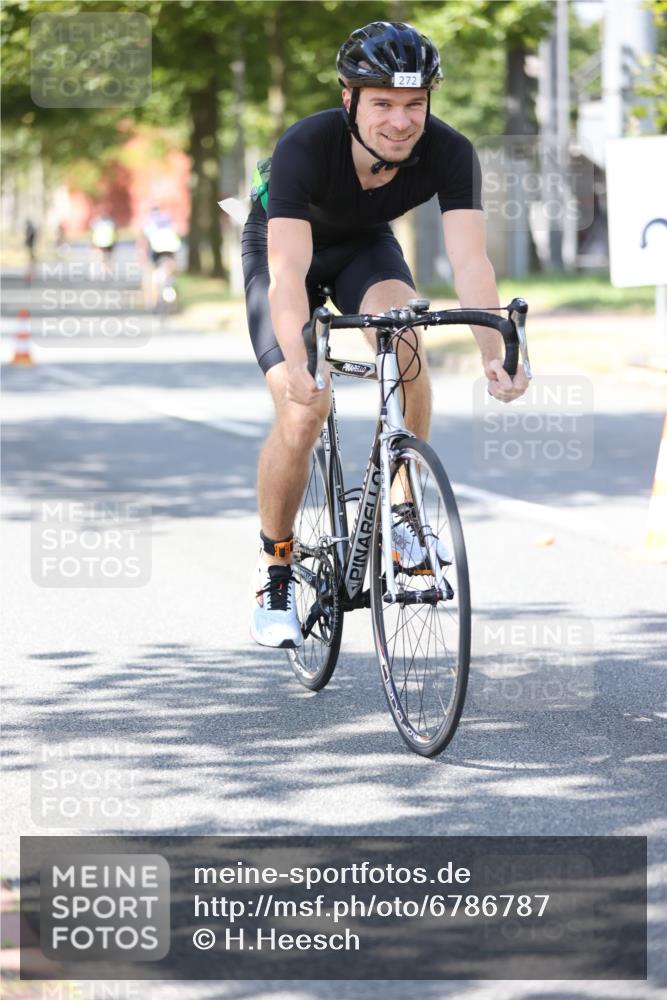 11.08.2024 - GEWOBA Citytriathlon Bremen H.Heesch http://msf.ph/oto/6786787 11.08.2024 13:12:15 Radfahren 231, 242, 272, 319, 347, 350, 351, 363, 372, 381, 390, 414, 425, 435, 510 meine-sportfotos.de