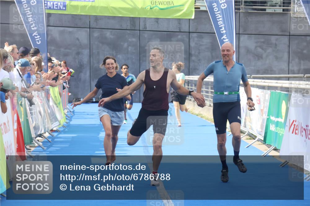 11.08.2024 - GEWOBA Citytriathlon Bremen Lena Gebhardt http://msf.ph/oto/6786788 11.08.2024 11:11:40 Ziel 91, 92 meine-sportfotos.de