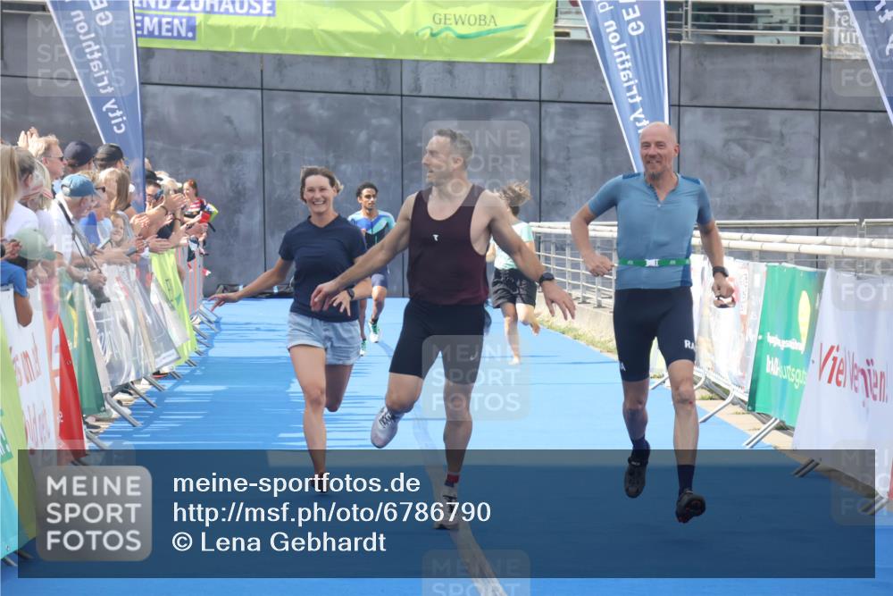 11.08.2024 - GEWOBA Citytriathlon Bremen Lena Gebhardt http://msf.ph/oto/6786790 11.08.2024 11:11:40 Ziel 91, 92 meine-sportfotos.de