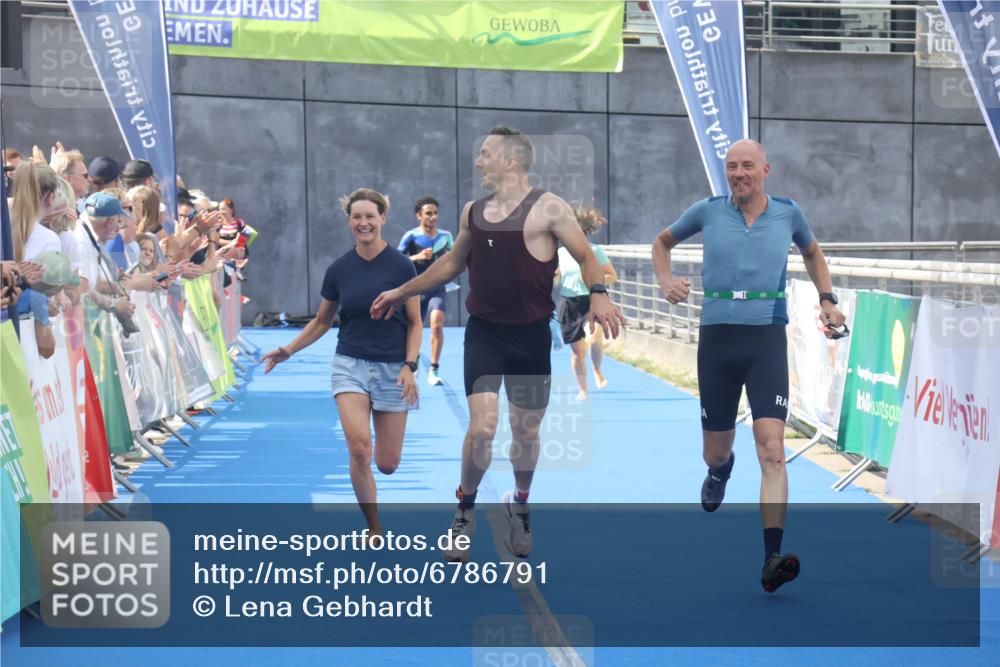11.08.2024 - GEWOBA Citytriathlon Bremen Lena Gebhardt http://msf.ph/oto/6786791 11.08.2024 11:11:40 Ziel 91, 92 meine-sportfotos.de