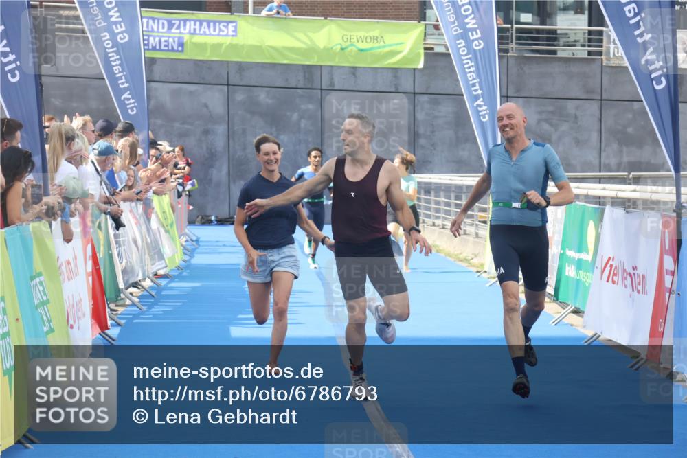 11.08.2024 - GEWOBA Citytriathlon Bremen Lena Gebhardt http://msf.ph/oto/6786793 11.08.2024 11:11:41 Ziel 91, 92 meine-sportfotos.de