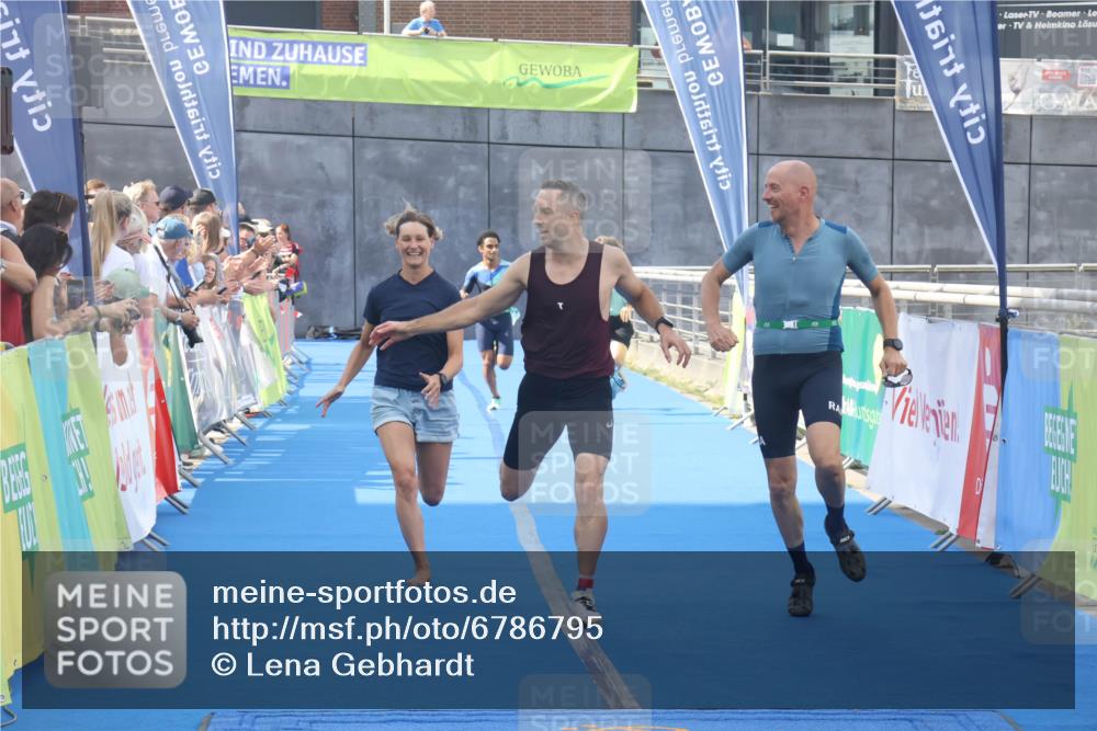 11.08.2024 - GEWOBA Citytriathlon Bremen Lena Gebhardt http://msf.ph/oto/6786795 11.08.2024 11:11:41 Ziel 91, 92 meine-sportfotos.de