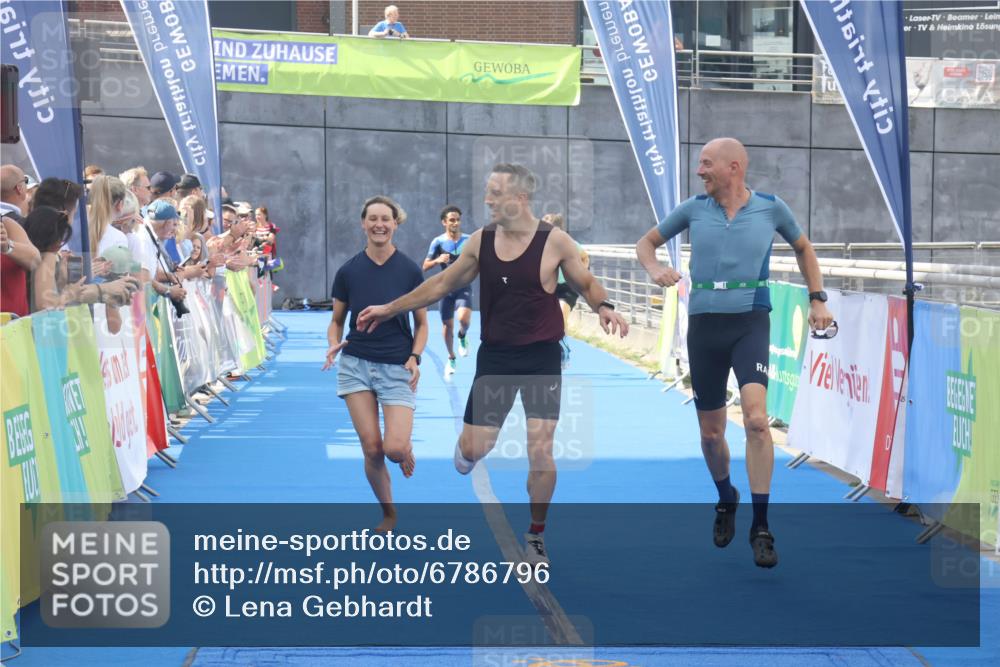 11.08.2024 - GEWOBA Citytriathlon Bremen Lena Gebhardt http://msf.ph/oto/6786796 11.08.2024 11:11:41 Ziel 91, 92 meine-sportfotos.de